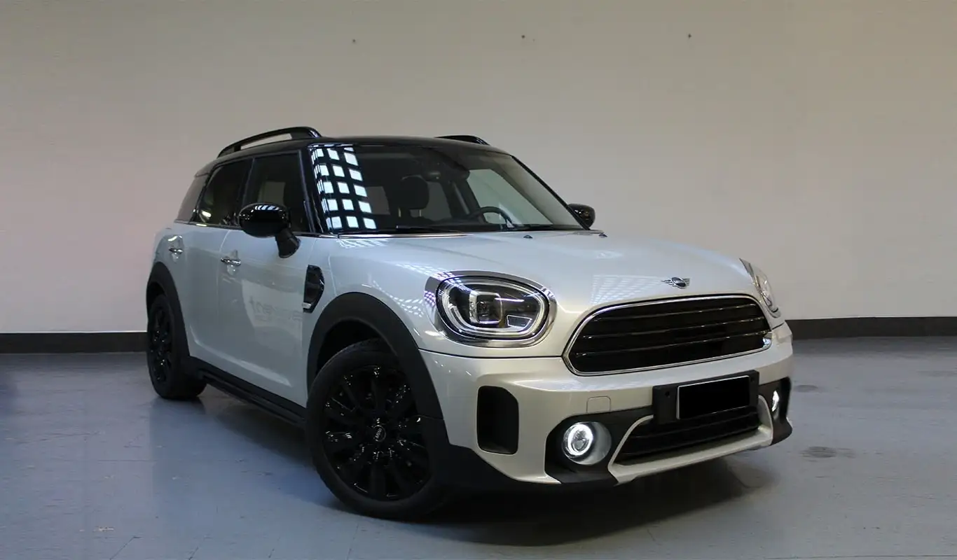 Noleggia la MINI Countryman a Milano